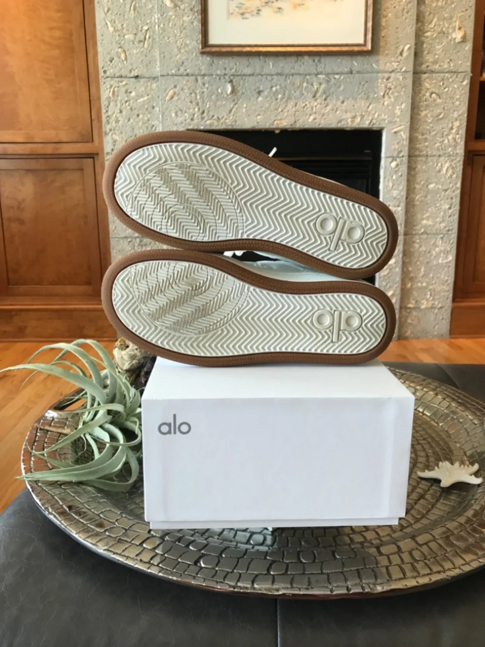 ALO Yoga Cream/White Low-Top Sneakers